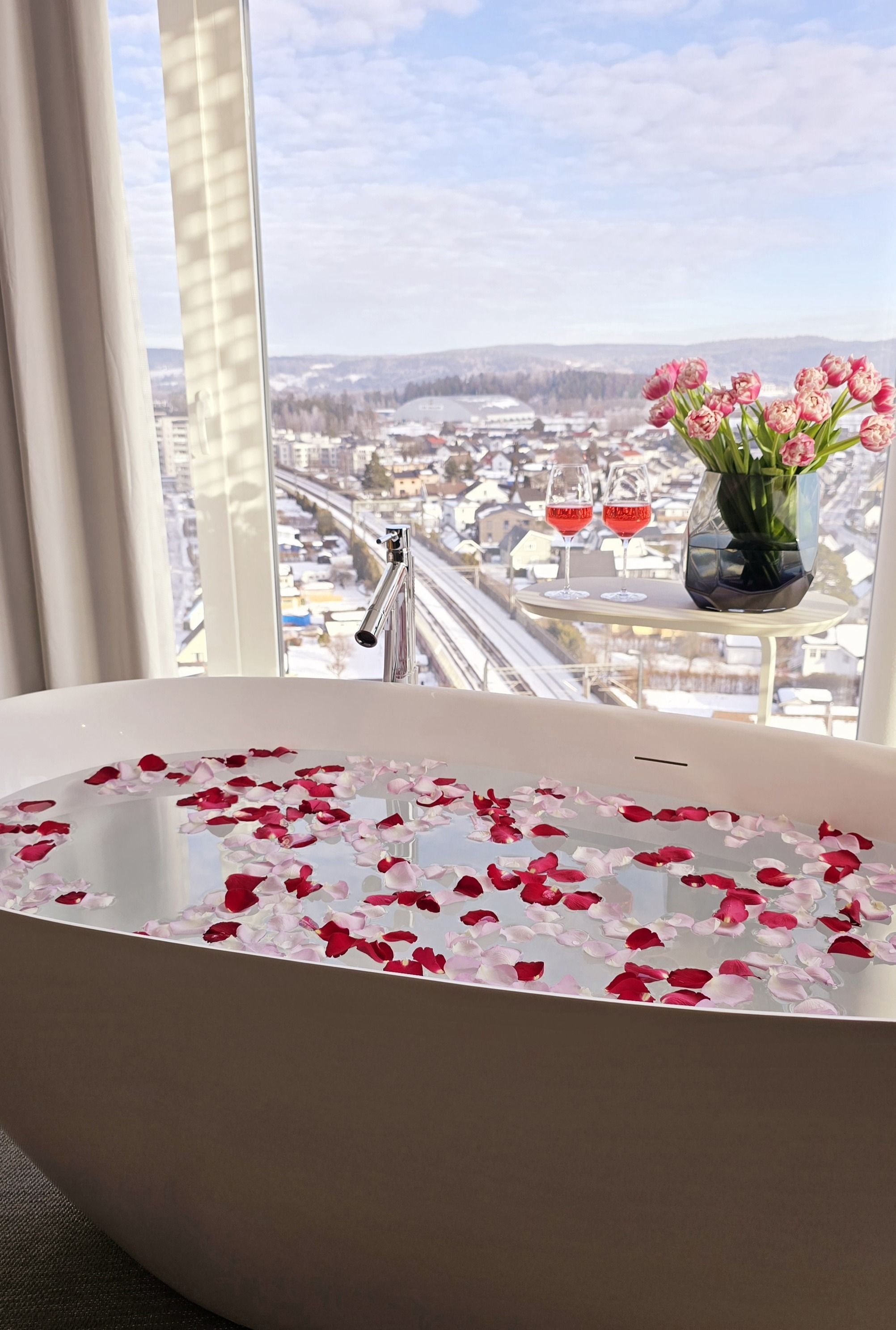 Ready to treat your sweetheart to a romantic getaway? Celebrate together at our hotel. ❤️